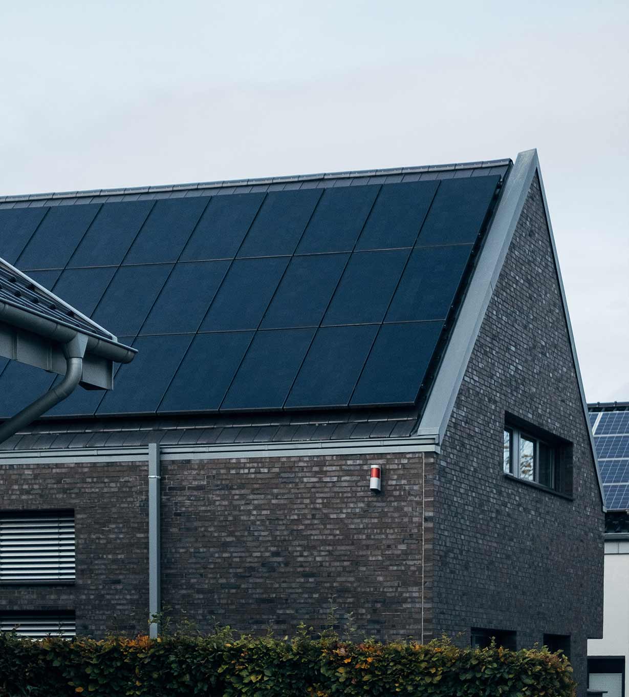 House with Solar Panels Maison avec panneaux solaires